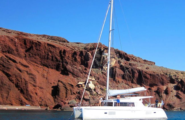 Tour in catamarano della Caldera con pasto: Montagna Nera,Spiagge bianche e rosse - Piccoli gruppi - Foto 3